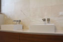 Realizace obkladu v koupelně tímto specifickým přírodním kamene. Tento kamenný obklad je patří sice stále mezi travertiny, ale zároveň obsahuje onyx, což je polodrahokam.